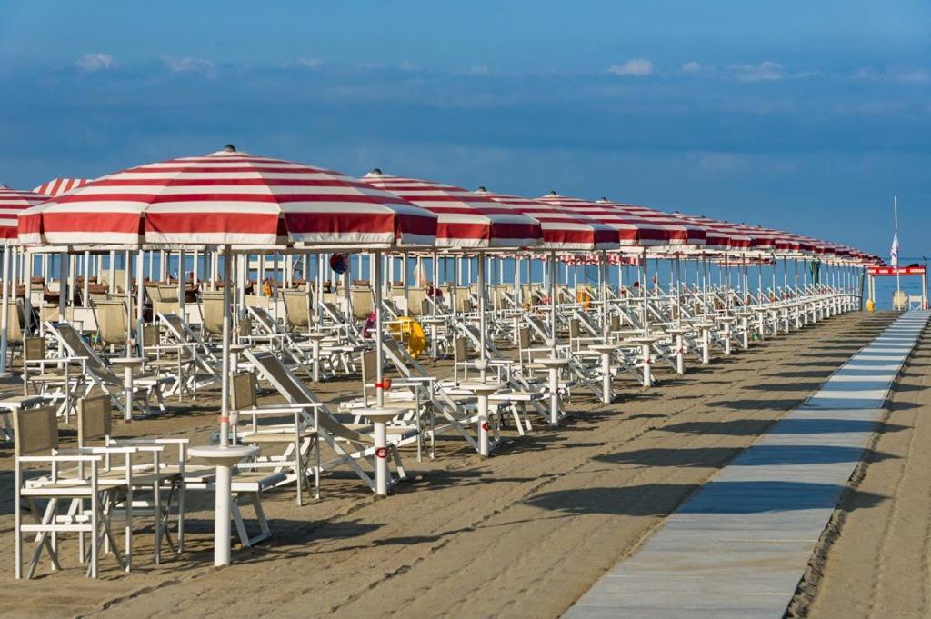 Hotel Crystal Marina di Pietrasanta Exterior photo